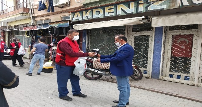 Kızılay, Dörtyol’da esnaf ve vatandaşa maske ve dezenfektan dağıttı