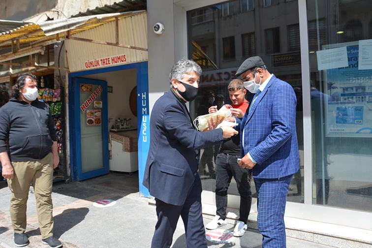 YAVUZ ÇARŞIDA MASKE DAĞITTI