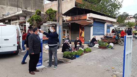 Belediye pazarlarda tedbirlerine devam ediyor