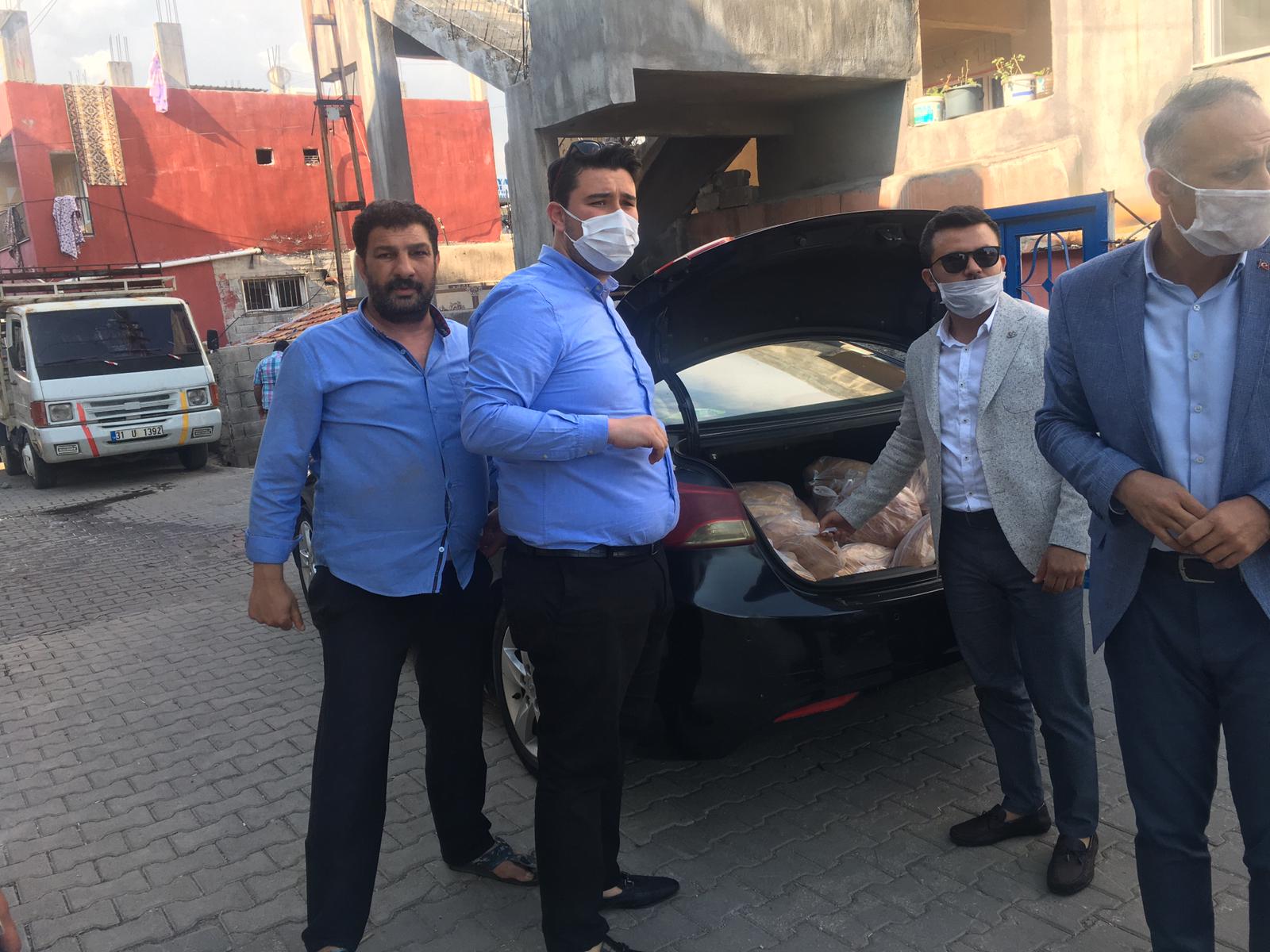 CHP’DEN MUHTAÇ İNSANLARA EKMEK YARDIMI