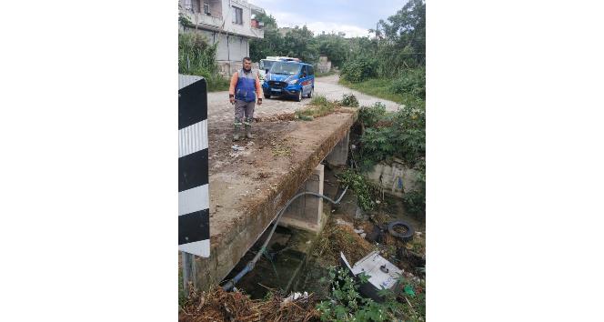 Temizlik işçisi çöp konteynerini boşaltmak isterken dereye düştü