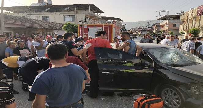 Samandağ’da otomobil park halindeki iki araca çarptı 2 yaralı