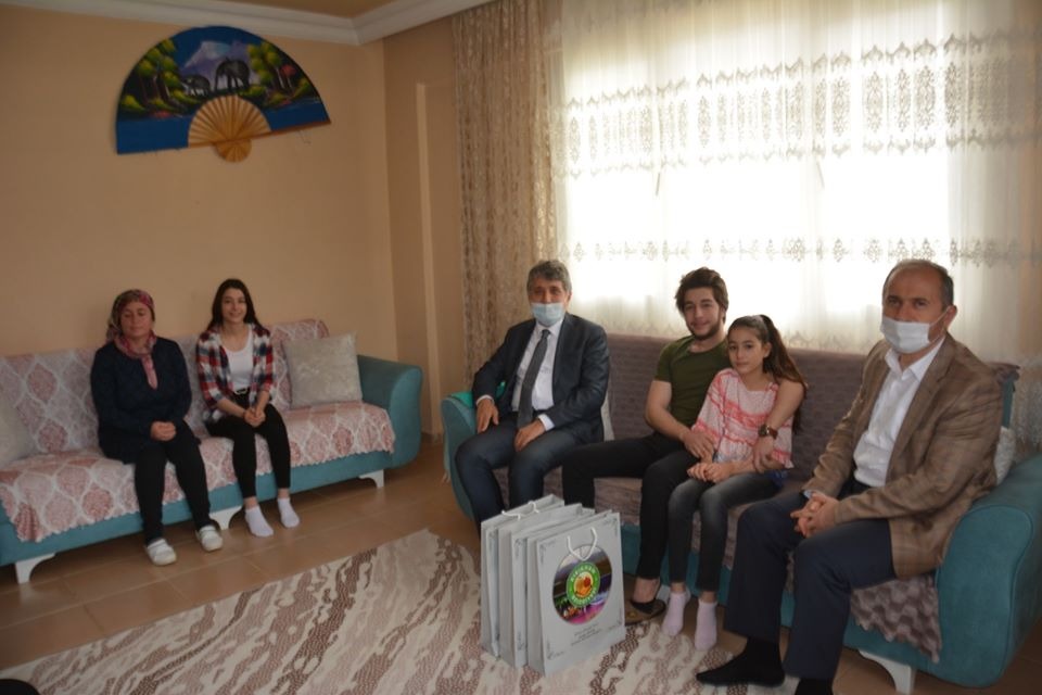 KARAMEHMETOĞLU VE YAVUZ, DEVLETİMİZİN SEVGİ VE ŞEFKATLİ YÜZÜYLE YETİMLERE ZİYARETTE BULUNDU