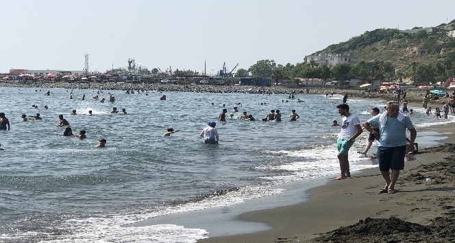 Çevlik plajı insan akınına uğradı