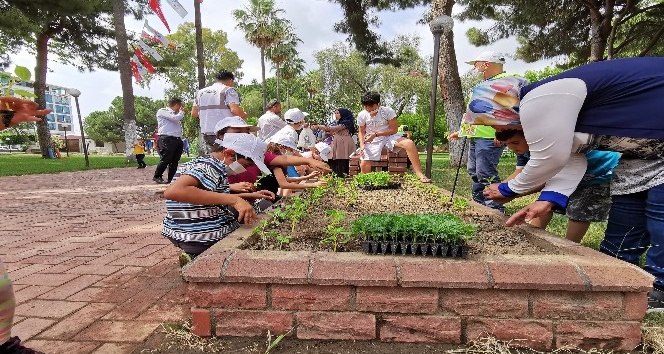 Oynadıkları parklara çiçek diktiler