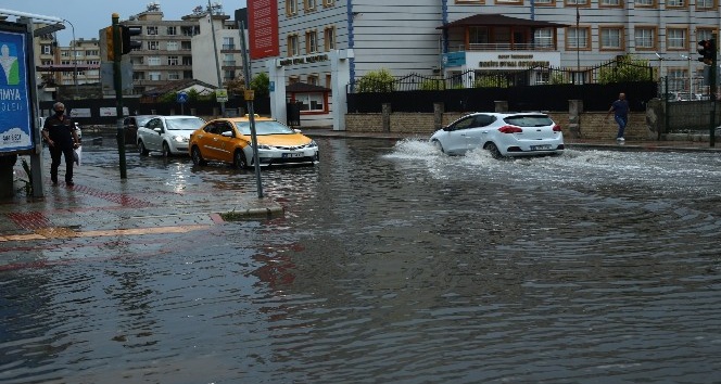 Kuvvetli yağış hayatı olumsuz etkiledi