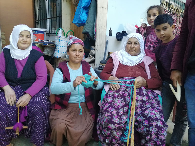 KORANA GÜNLERİNİ ÇOMÇA YAPARAK VE ÖRME ÖREREK DEĞERLENDİRDİLER.