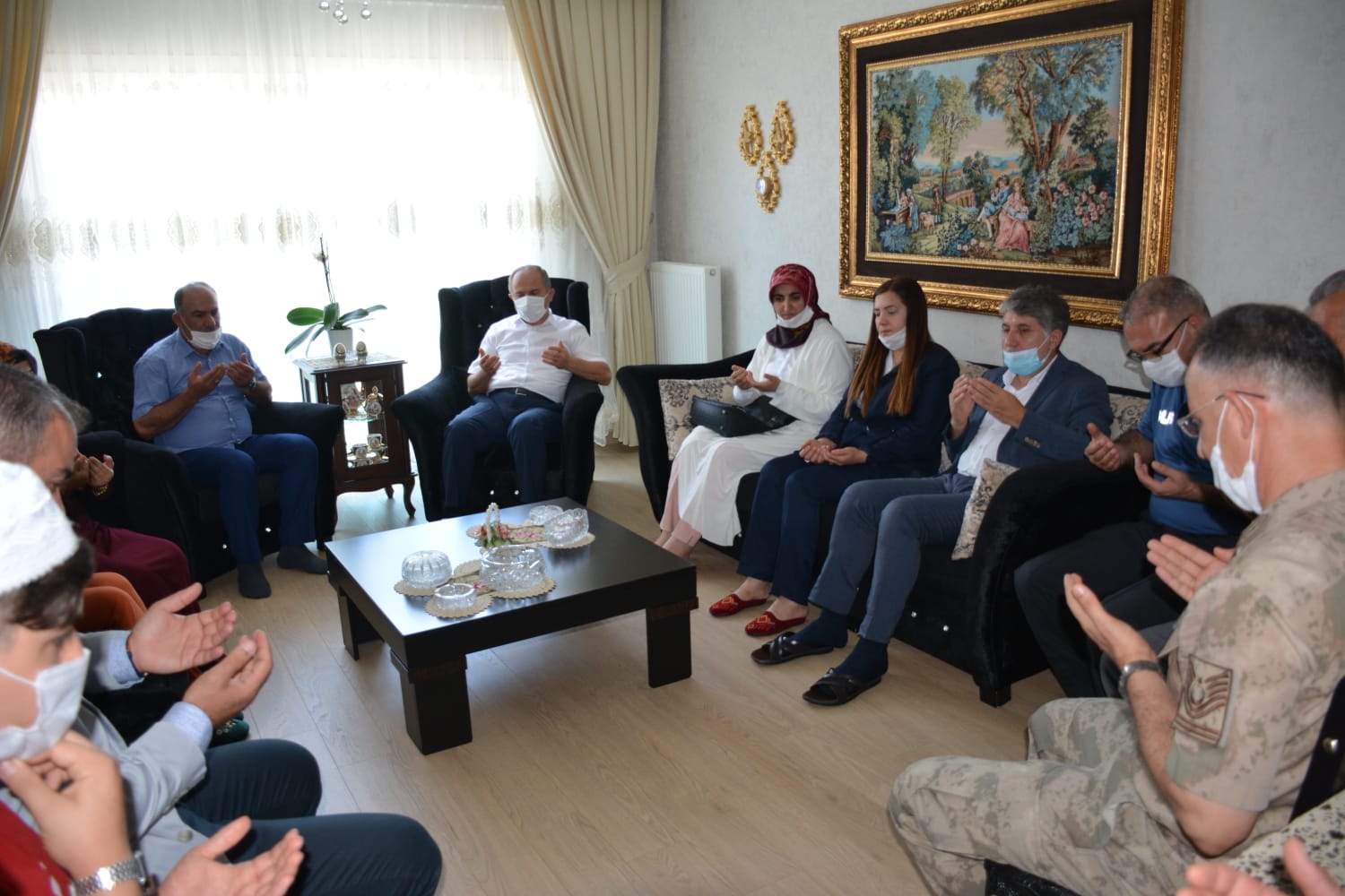 KAYMAKAM KARAMEHMETOĞLU VE BAŞKAN YAVUZ ŞEHİT AİLELERİNİ ZİYARET ETTİ