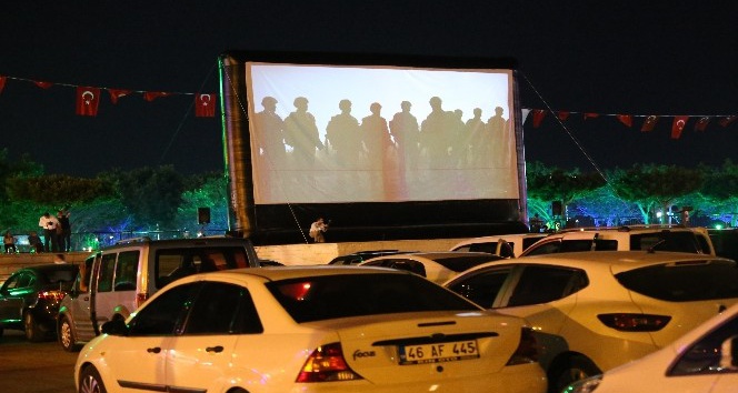 İskenderunlular açık hava sinemasıyla tanıştı