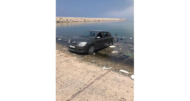 Samandağ’da otomobil limana düştü