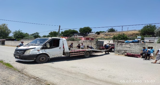 Evin avlusuna düşen otomobil hurdaya döndü