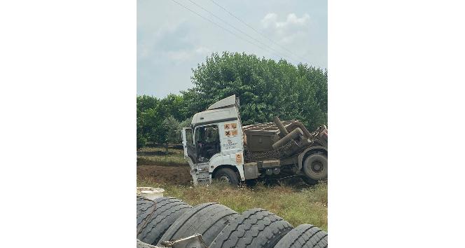 Devrilen tırın sürücüsü yaralandı