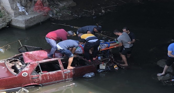 Otomobil köprüden dereye uçtu