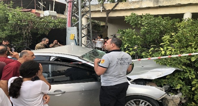 Kaldırımda yürürken otomobilin çarptığı kadın hayatını kaybetti