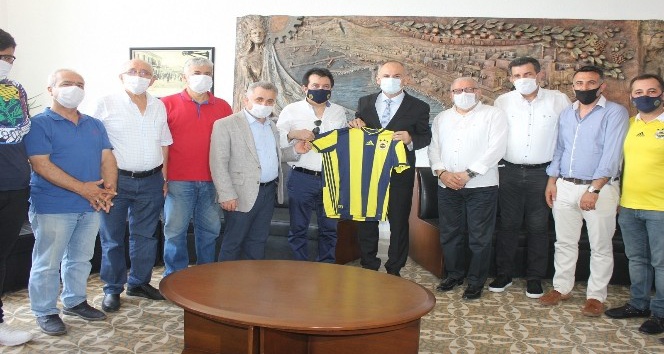 İskenderunlu Fenerbahçeliler Kaymakam Yönden’e forma hediye etti