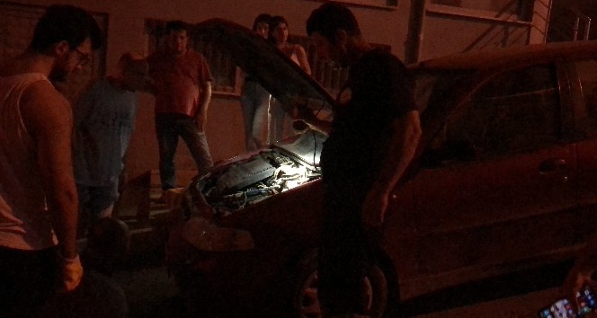 Otomobilin motoruna sıkışan kediyi itfaiye kurtardı