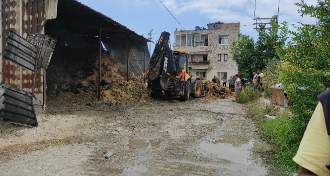 30 ton saman balyası kül oldu