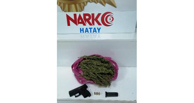 Otomobilden uyuşturucu ve tabanca çıktı: 2 gözaltı