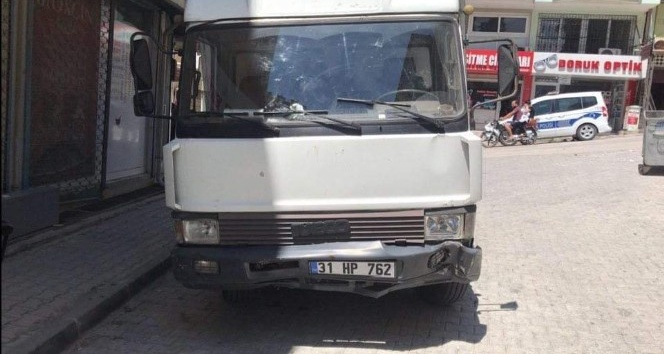 Freni boşalan kamyonet park halindeki otomobile çarptı