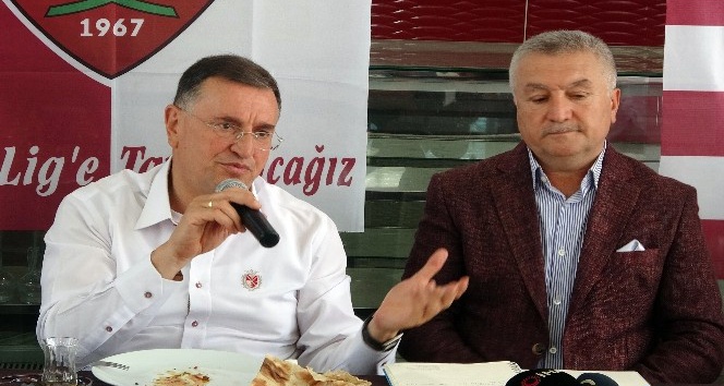 Savaş “Taraftarların göğsünü kabartacak bir takım oluşturmaya çalışıyoruz”