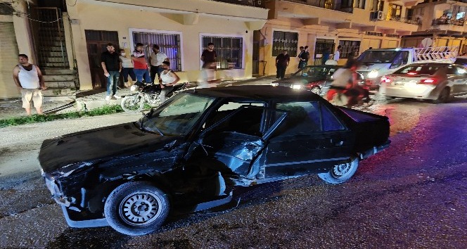 Hatay’da iki otomobil birbirine girdi: 1 yaralı