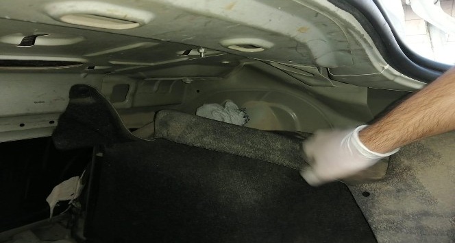 Otomobil bagajına zulalanmış uyuşturucu ele geçirildi