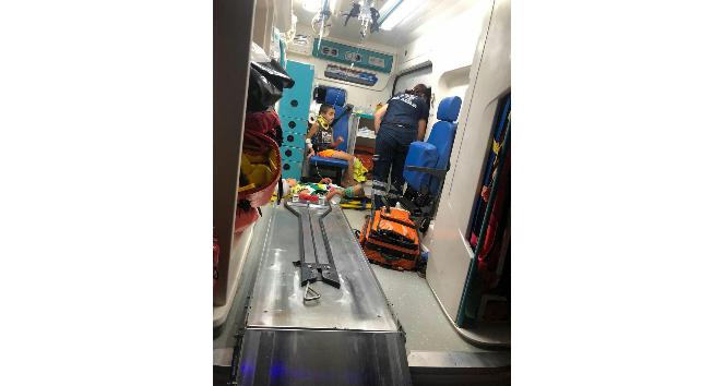 Kamyonet uçuruma yuvarlandı: 11 yaralı