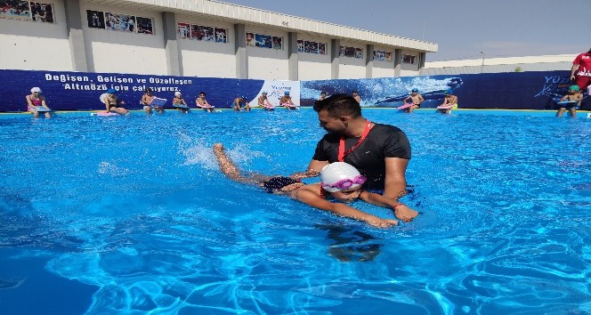 Türk ve Suriyeli çocuklar yüzerek kaynaşıyor