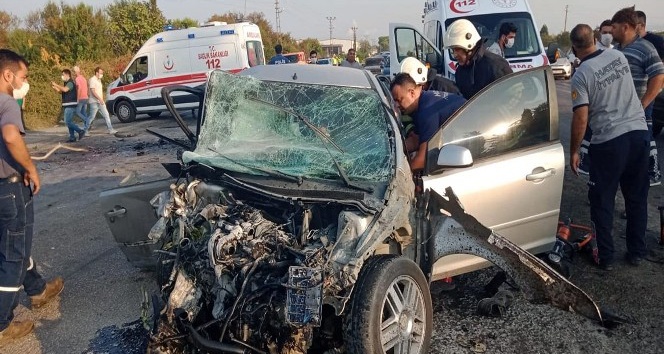Dörtyol’da otomobiller kafa kafaya çarpıştı: 1 ölü, 1 yaralı