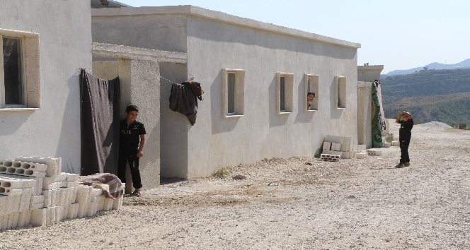 Suriyelilerin betonarme ev sevinci