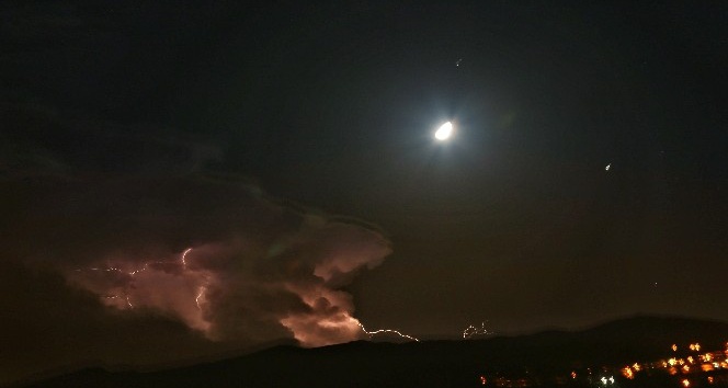 Hatay’da ay yıldız manzaralı şimşek şöleni