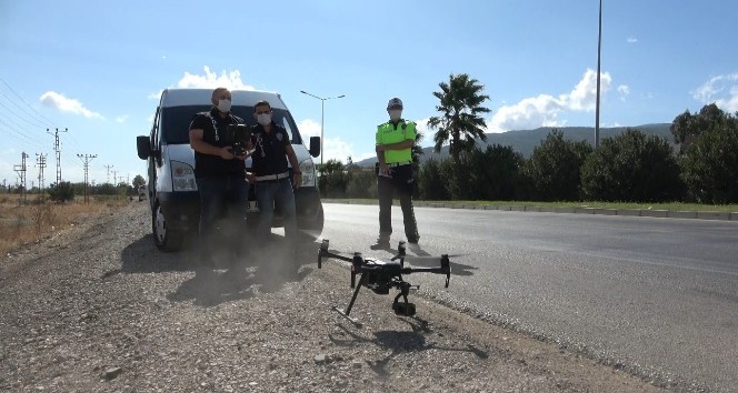 Kırmızı ışığı geçtiler drone’a yakalandılar