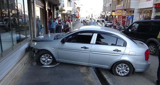 Sürücü direksiyon başında kalk krizi geçirince araç pastane duvarına çarptı