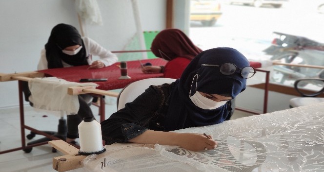 Savaştan kaçan kadınlar genç kızların hayallerine ortak oluyor