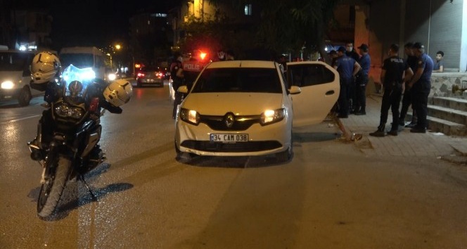 Polis kovalamacasında elindeki uyuşturucuyu yutmaya çalıştı