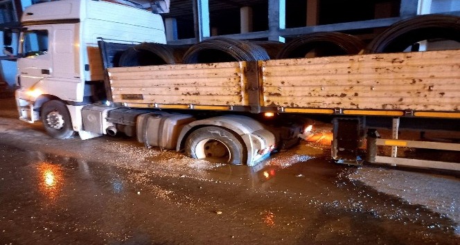 Demir yüklü tır çöken yola saplandı