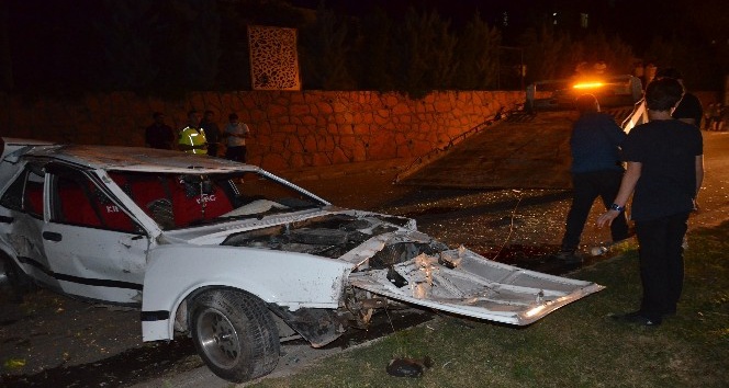 Otomobil önce ağaca sonra direğe çarptı: 2 yaralı