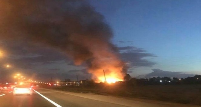 Akaryakıt istasyonuna yakın alanda depo yangını