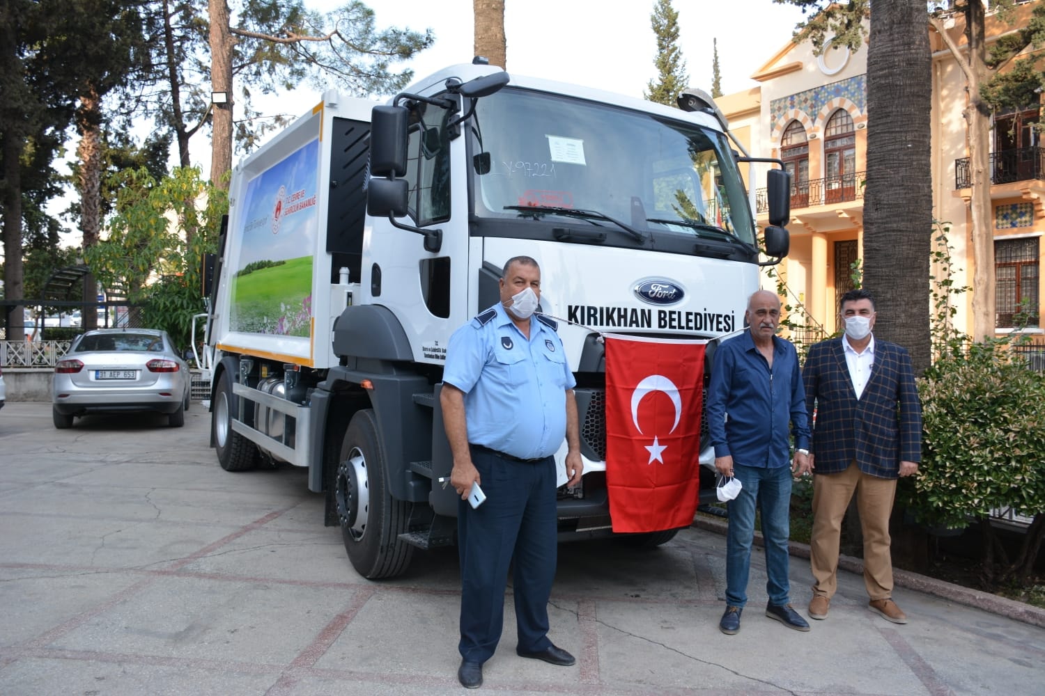 ÇEVRE VE ŞEHİRCİLİK BAKANLIĞI  KIRIKHAN BELEDİYESİNE  ÇÖP KAMYONU HİBE ETTİ