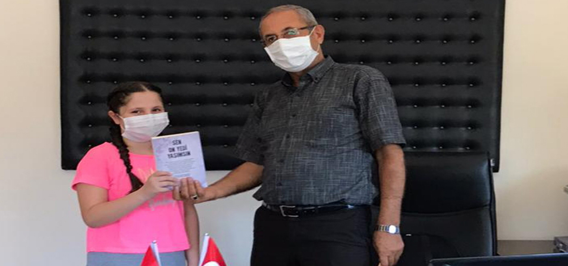 Küçük Elvin her hafta 17 kilometre yol gidip, ayda 24 kitap okuyor