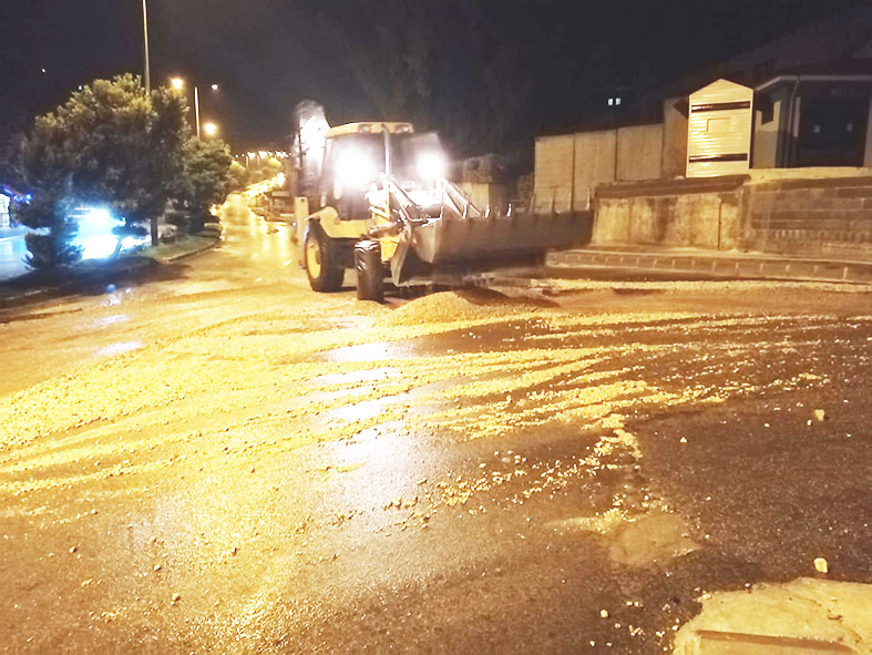 KIRIKHAN BELEDİYESİ ŞİDDETLİ YAĞIŞLARDAKİ TEDBİR ÇALIŞMALARI İLE OLASI TEHLİKELERİ ÖNLEDİ