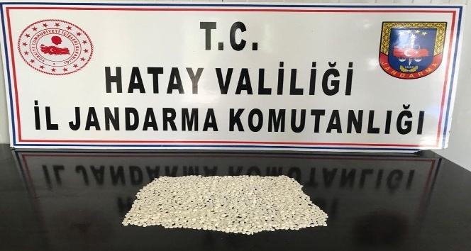 Hatay’da motosikletten atılan poşetten uyuşturucu hap çıktı
