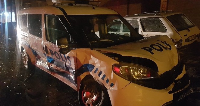 Hatay’da mülteci taşıyan araç polis ekibine çarptı