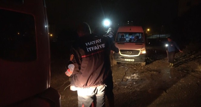 Çamura saplanan araçları itfaiye kurtardı