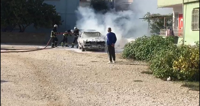 Park halindeki otomobil alev alev yandı