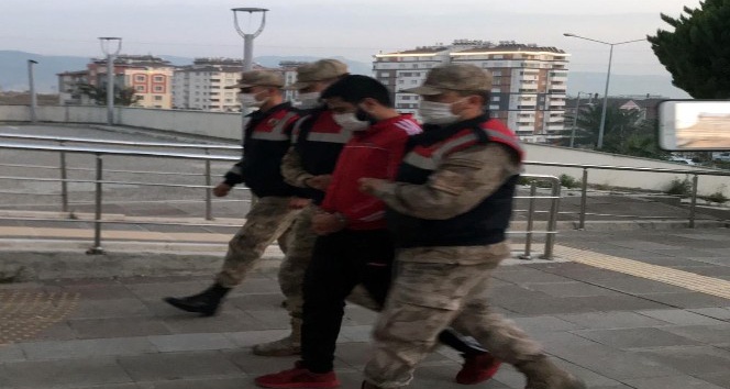 Jandarmanın önünden geçerken tabancalı poz veren şahıs tutuklandı