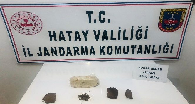 Uyuşturucuyu poşetle attılar, jandarmaya yakalandılar