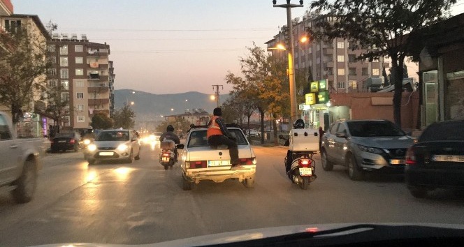 Önce otomobili itti, sonra bagajına oturarak yolculuk yaptı