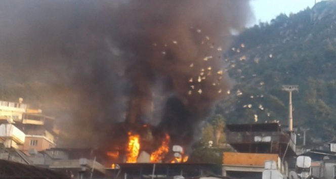 Hatay’da korkutan ev yangını