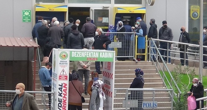 Kırıkhan’da PTT şubesi önündeki kuyruklar korkutuyor